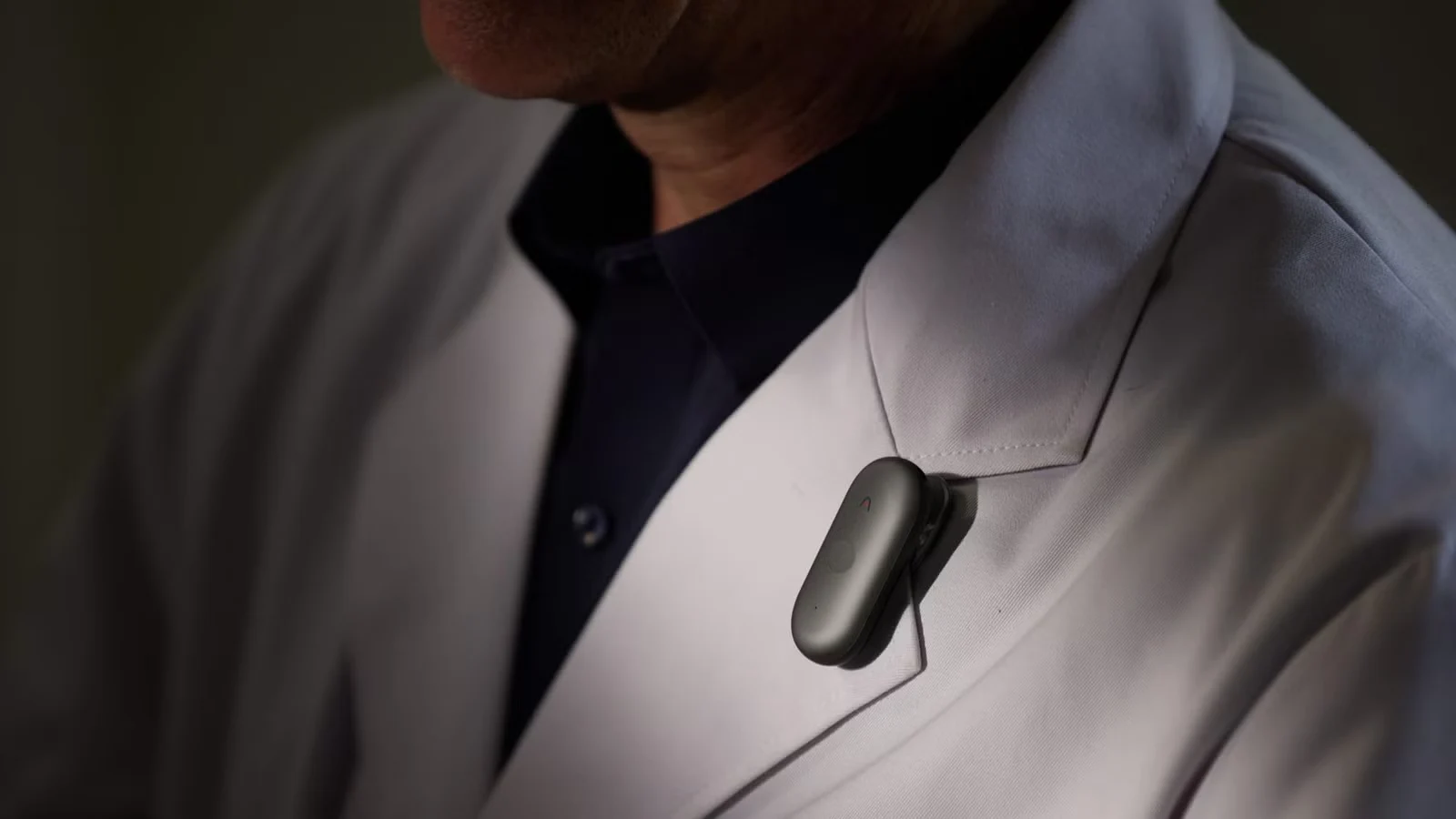 Imagen del uso de la grabadora Plaud NotePin S colgado en la ropa