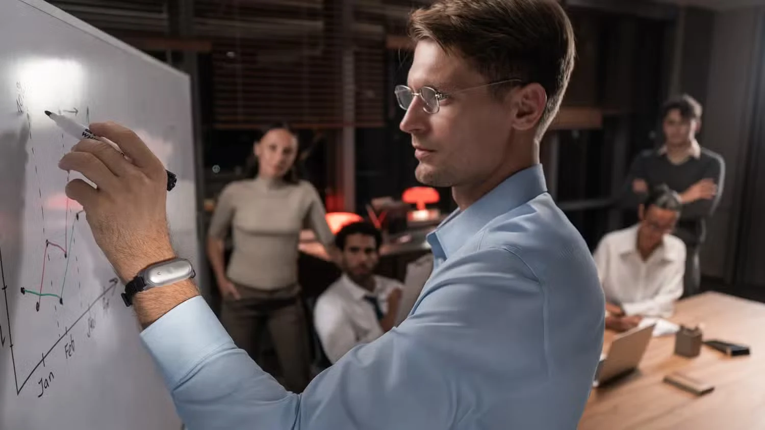 Imagen del uso de la grabadora Plaud NotePin S en la muñeca