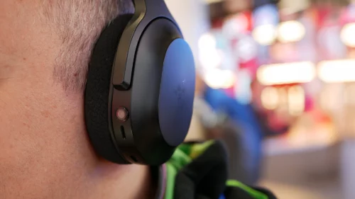 Vista de una de las cámaras frontales de los auriculares del Motoko Razer