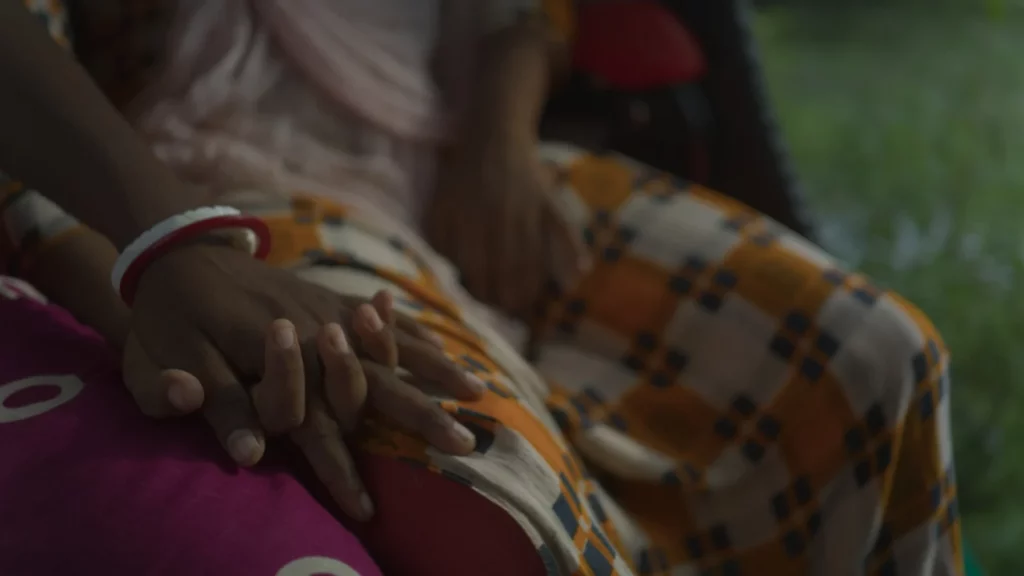 Fotograma de Black Water. Unas manos mostrando esa fraternidad.