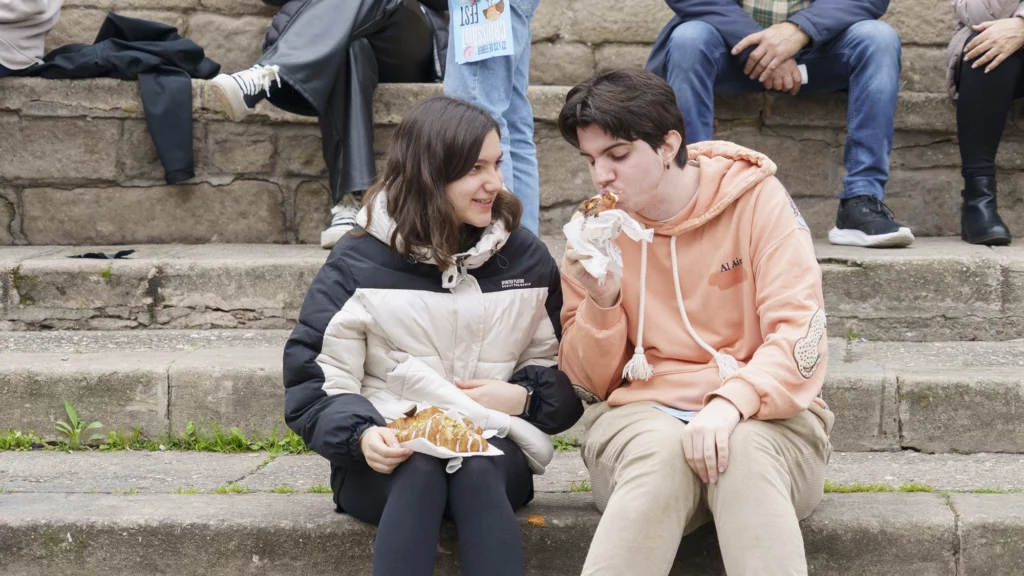 Pareja de visitantes disfrutando de su suculenta merienda