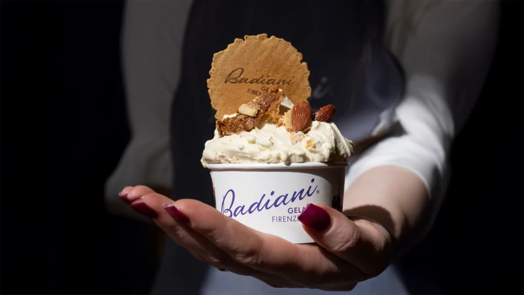 Presentación de una tarrina coppetta con sabor a Colomba