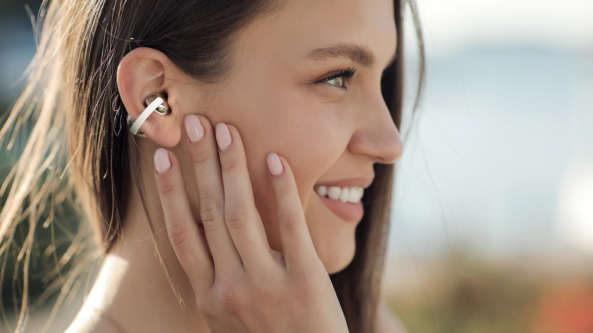 Modelo lleva puesto los auriculares Crystal Clip