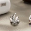 Vista de los auriculares Crystal Clip con su edición en colaboración con Swarovski