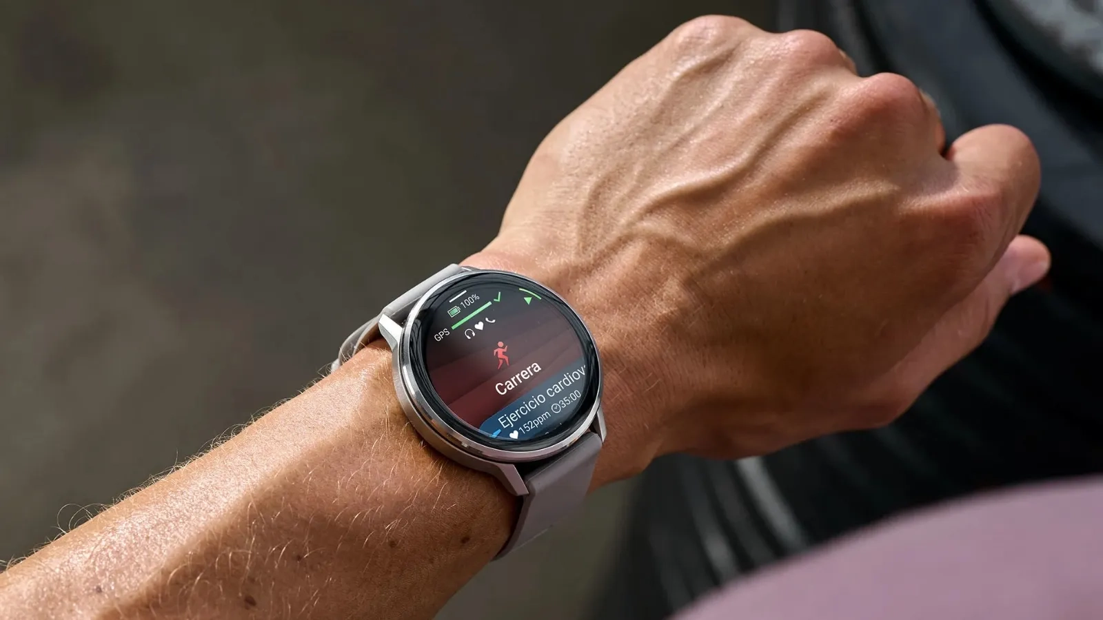 Deportista fitness entrenando con un reloj Garmin Venu 4