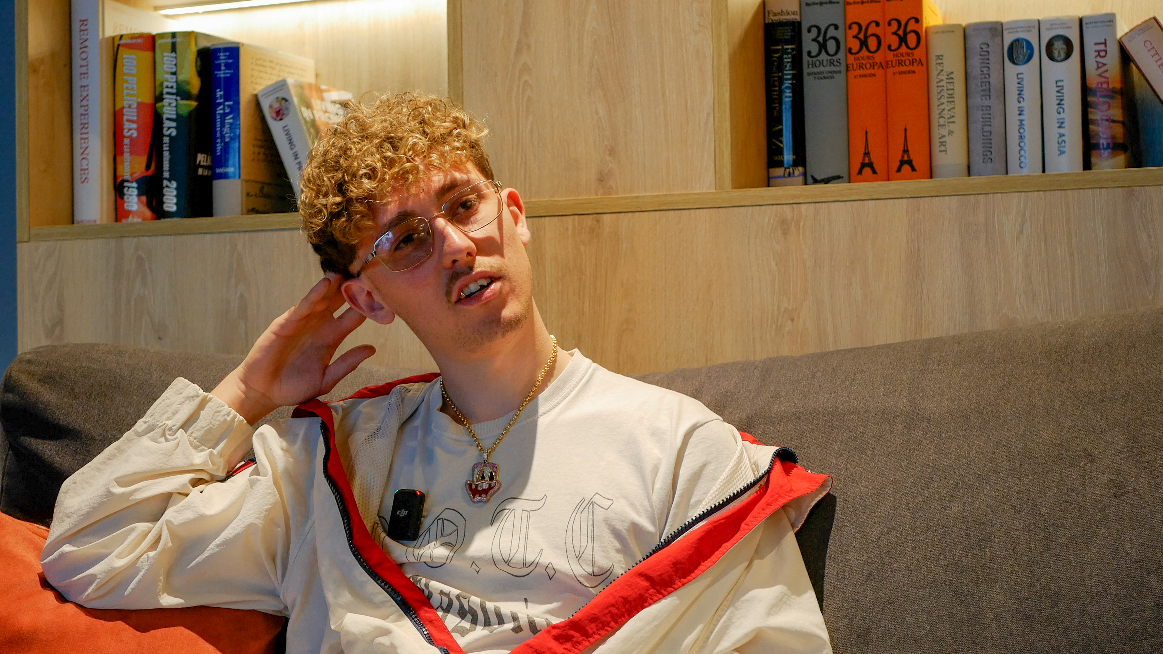 Momento de la entrevista con Glory Six Vain en Revista YOUNG