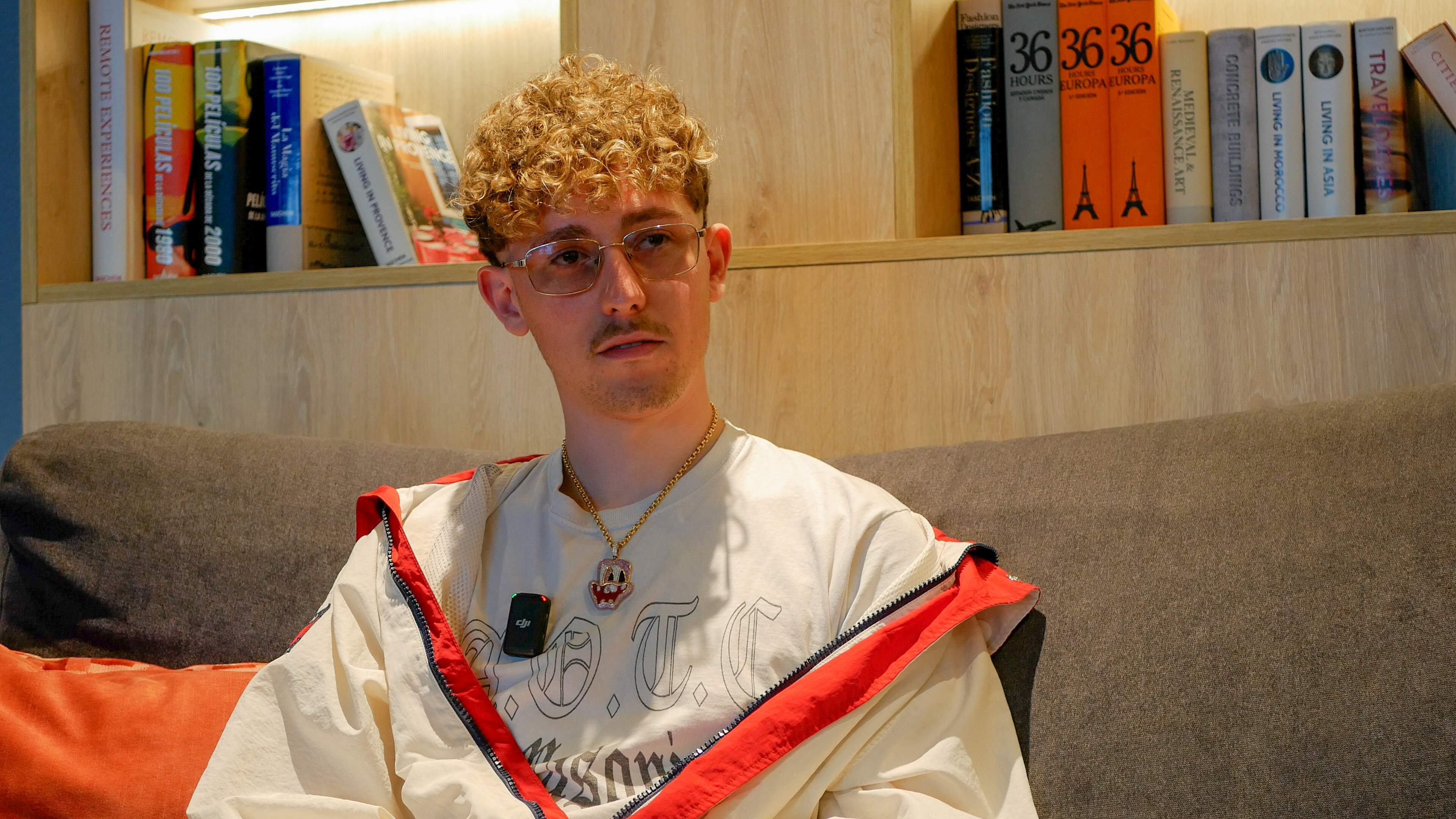 Momento de la entrevista con Glory Six Vain en Revista YOUNG