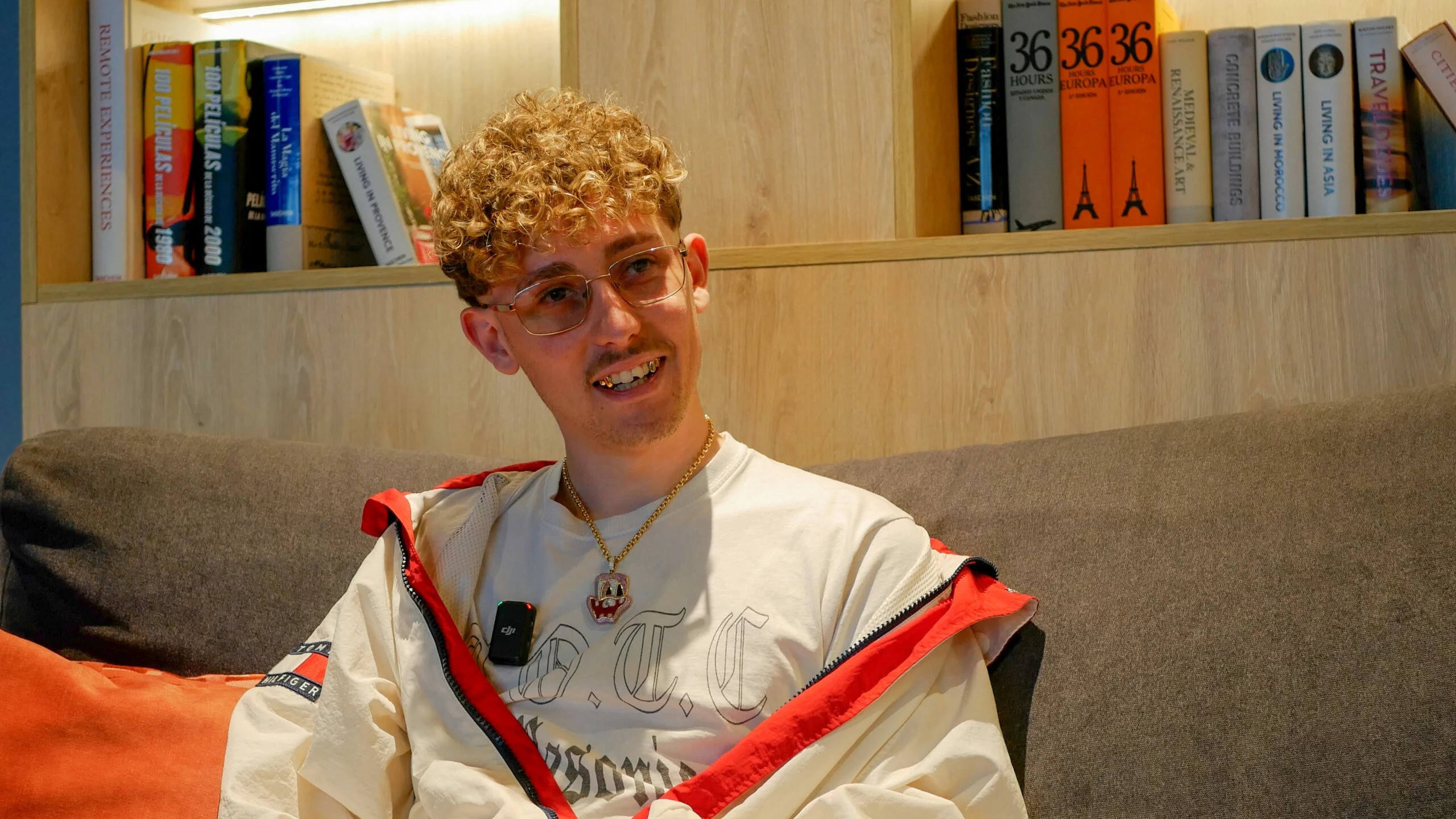 Momento de la entrevista con Glory Six Vain en Revista YOUNG