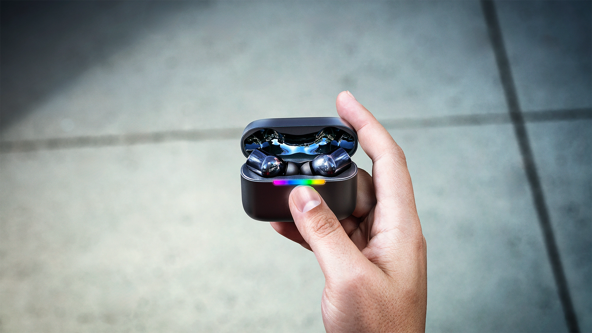 Los auriculares Razer Hammerhead V3 HyperSpeed en la mano de un jugador