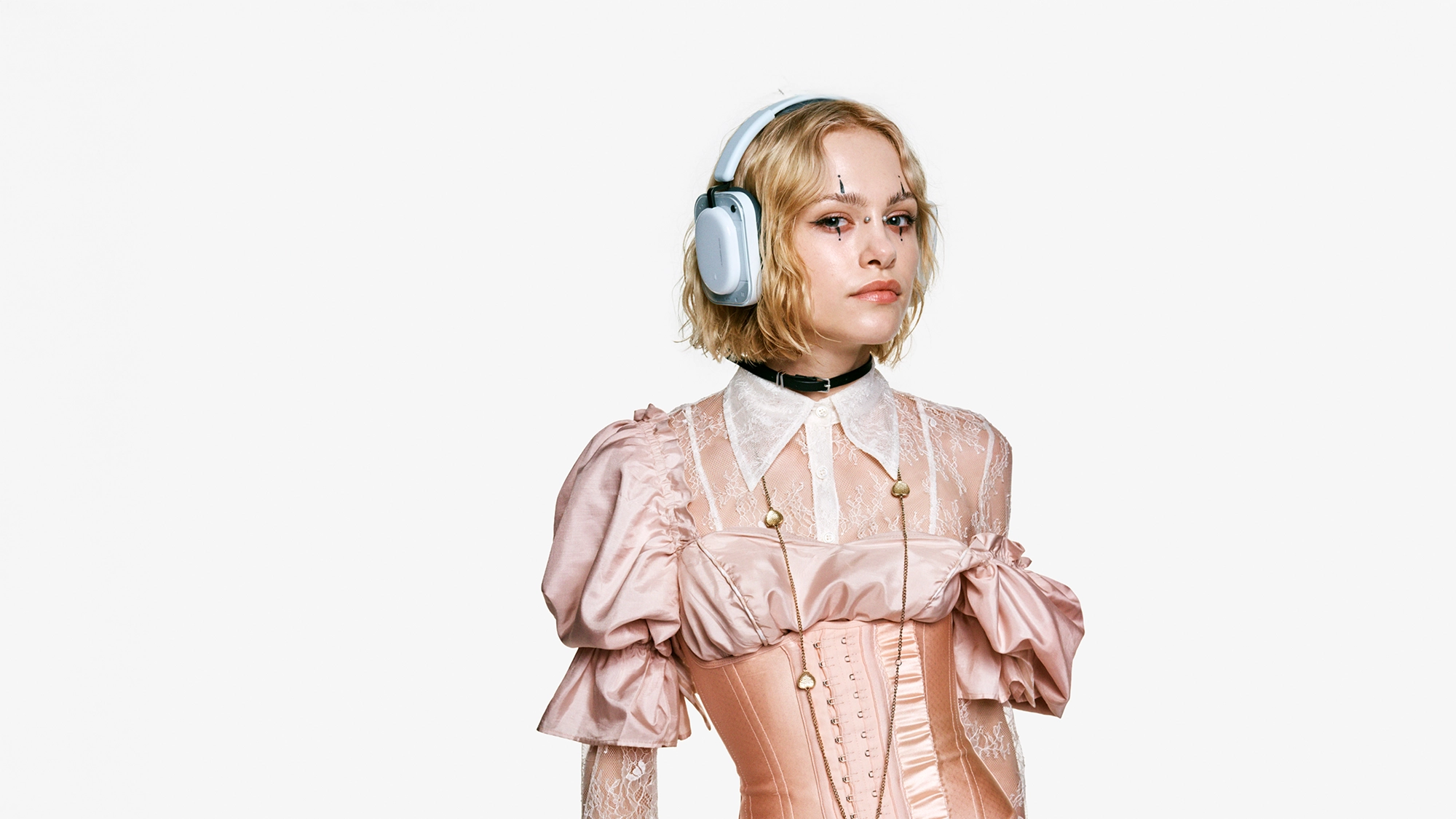 Modelo con sus auriculares Headphone (a)