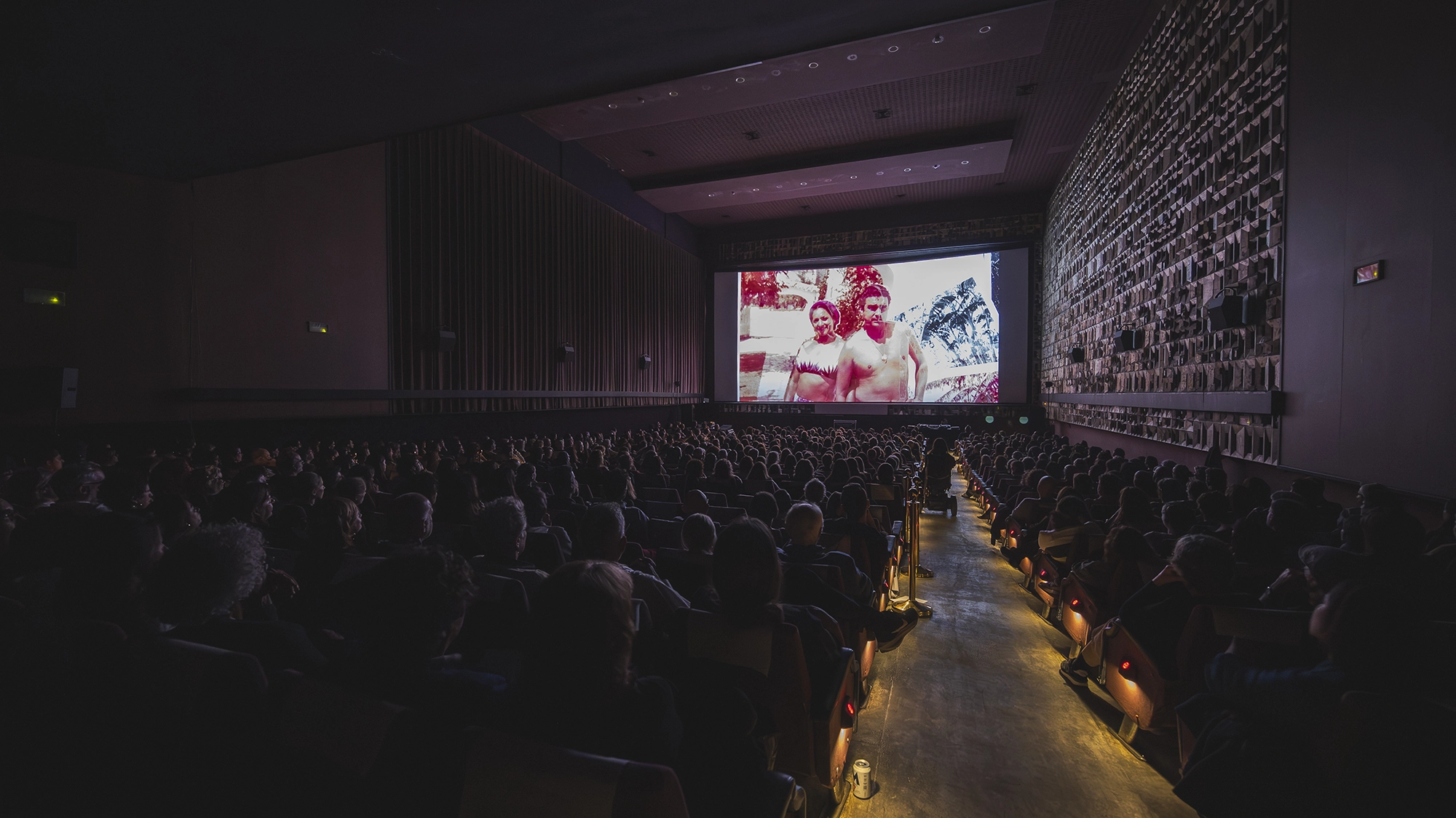 Una sala abarrotada en la proyección de un documental In-Edit en Gijón