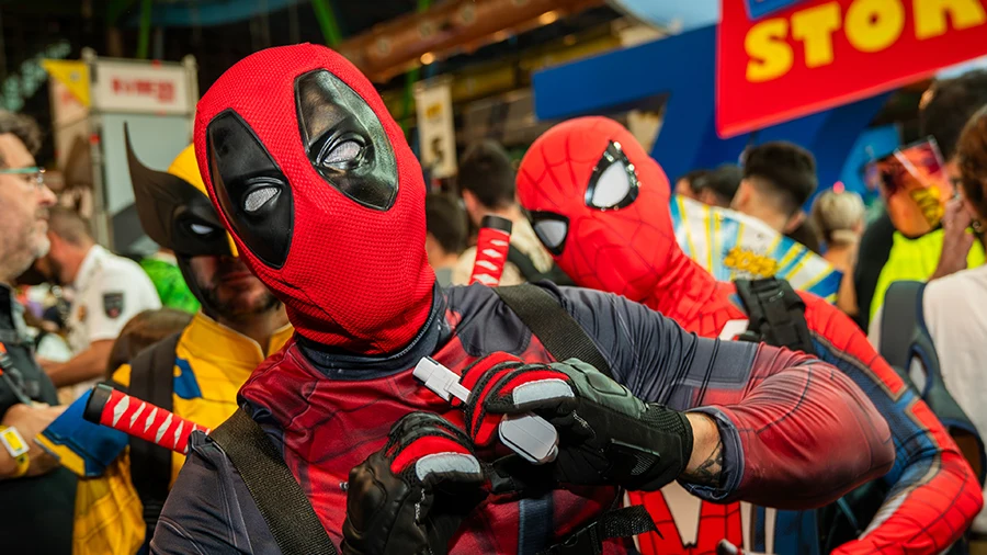 Un visitante caracterizado de Deadpool y Spider-Man en la San Diego Comic-Con Málaga 2025