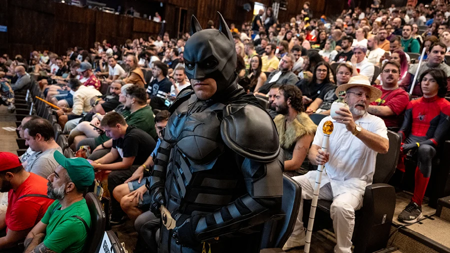 Un visitante caracterizado de Batman en la San Diego Comic-Con Málaga 2025