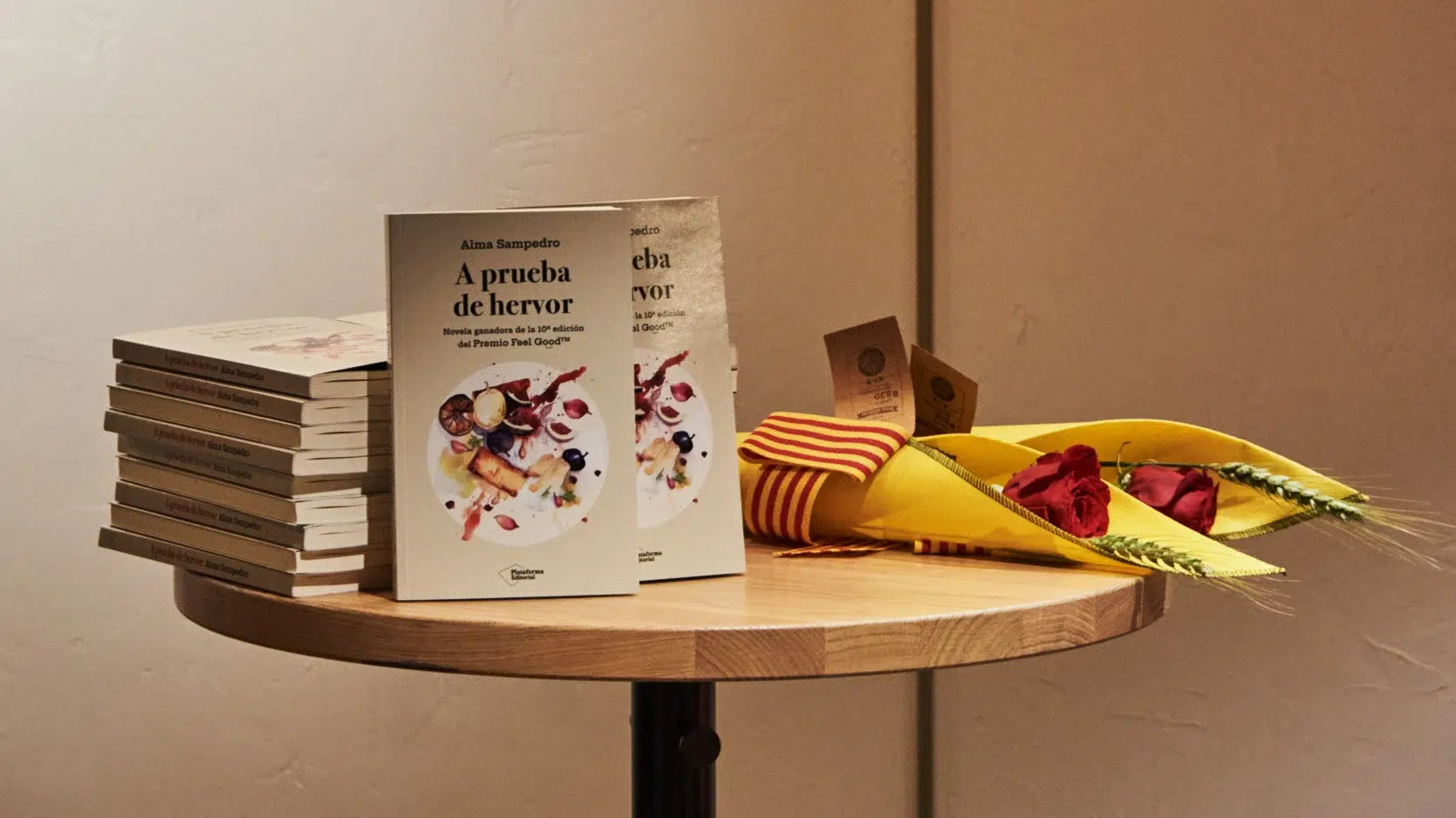 Imagen detalle de libros y rosas sobre una mesa pequeña de Starbucks