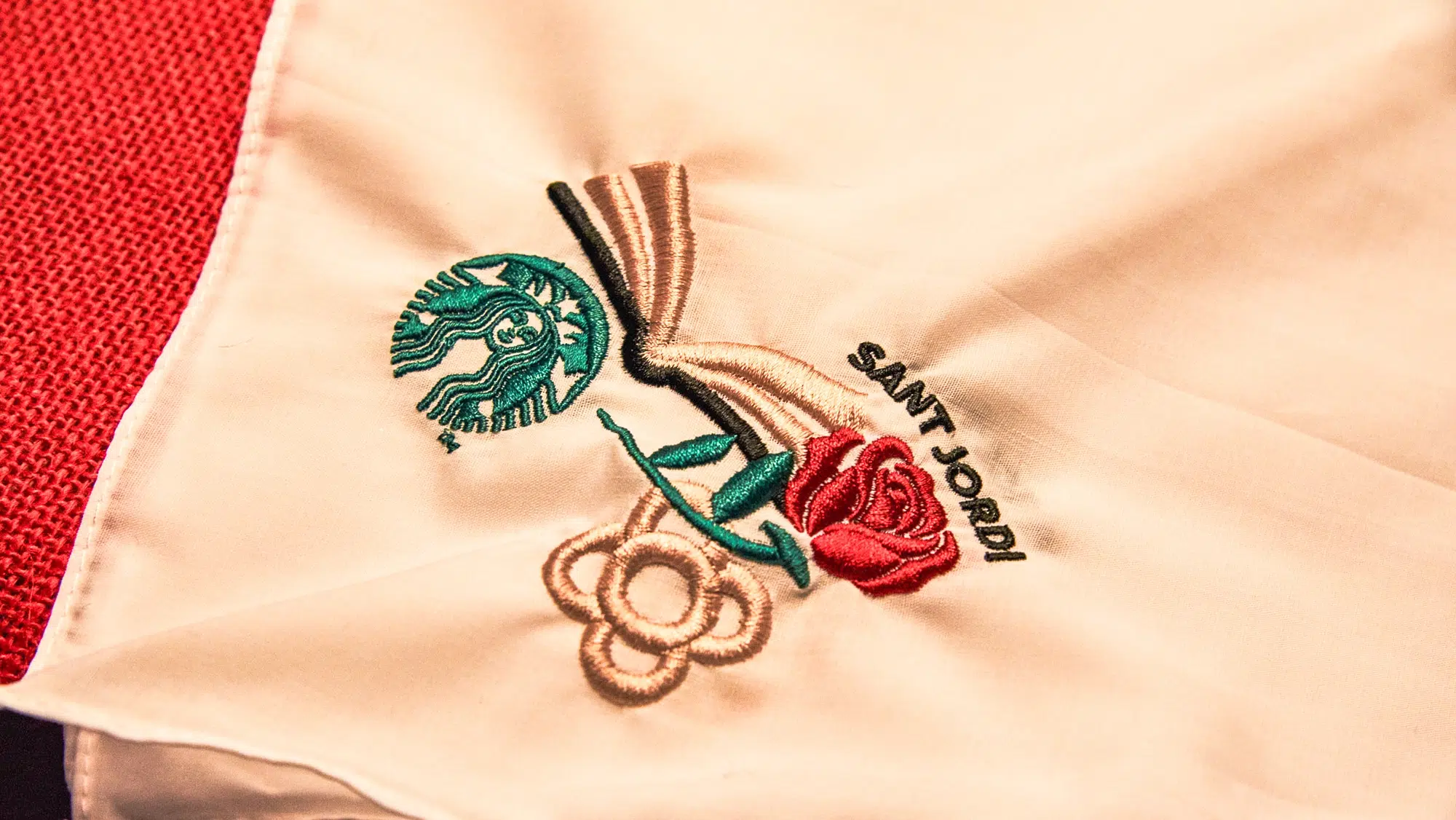 Detalle de bordado conmemorativo sobre un pañuelo de tela