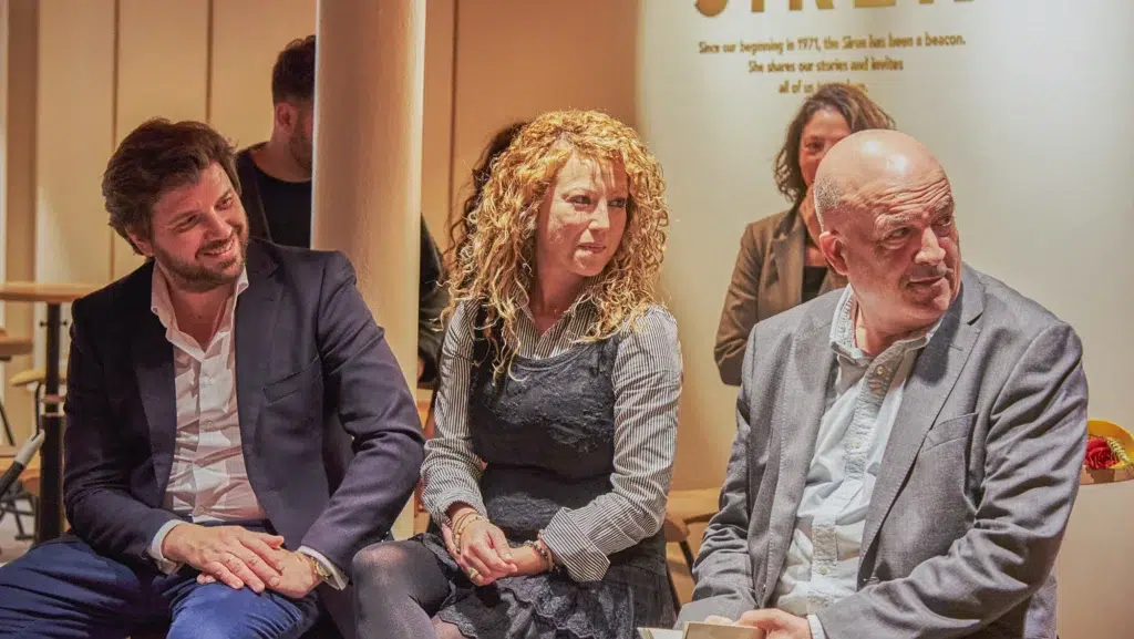 De izquierda a derecha: Fernando Albarrán, director de Marketing de Starbucks Iberia; Alma Sampedro, ganadora del Premio Feel Good 2026; y Jordi Nadal, director de Plataforma Editorial.