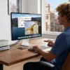 Usuario trabajando en su mesa con el UGREEN Maxidok con Thunderbolt 5 para Mac Mini (M4 y M4 Pro)