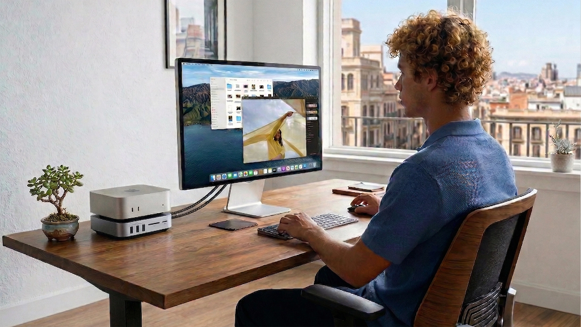 Usuario trabajando en su mesa con el UGREEN Maxidok con Thunderbolt 5 para Mac Mini (M4 y M4 Pro)