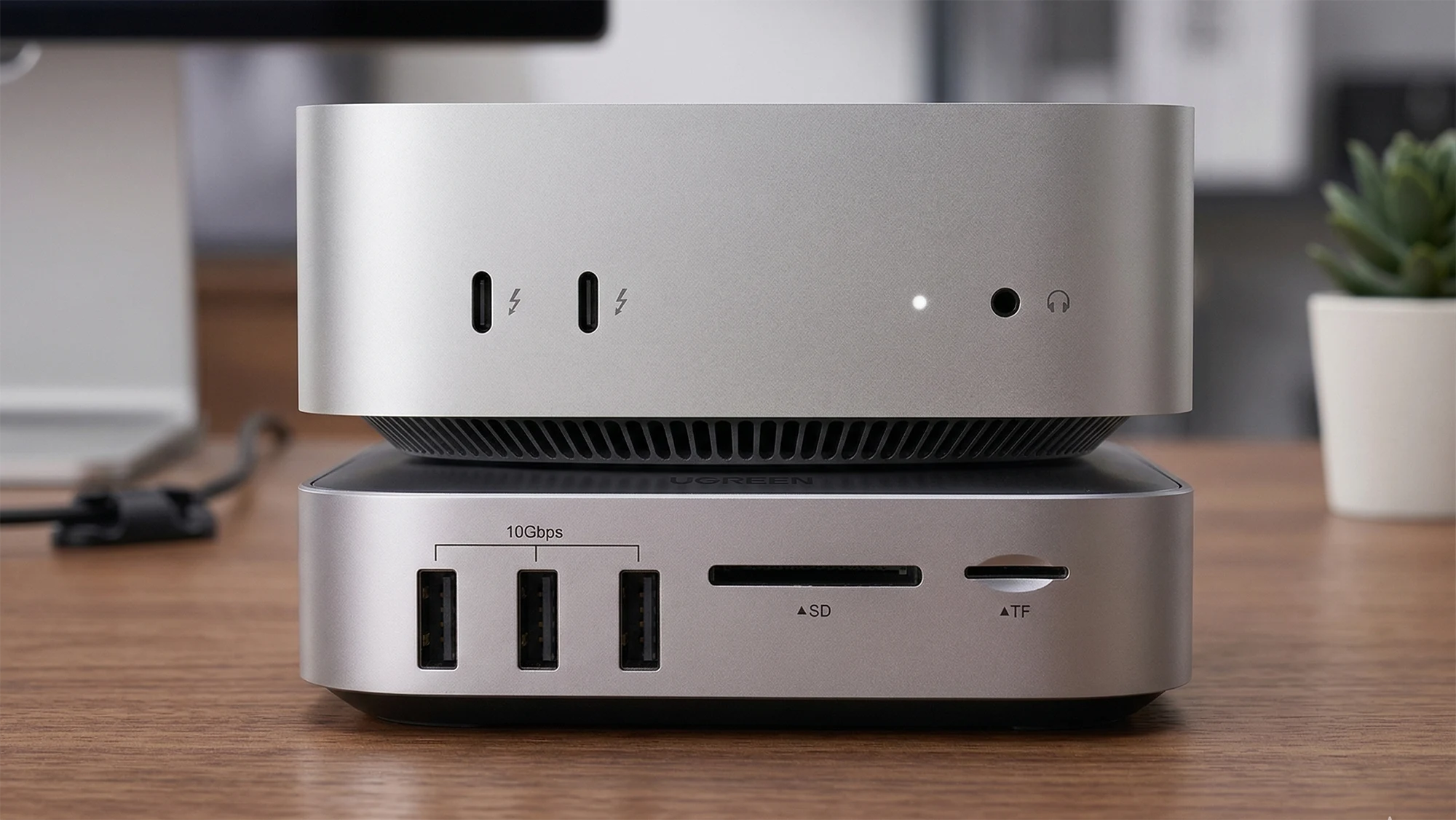 Vista de un set up de Apple y UGREEN Maxidok con Thunderbolt 5 para Mac Mini (M4 y M4 Pro)