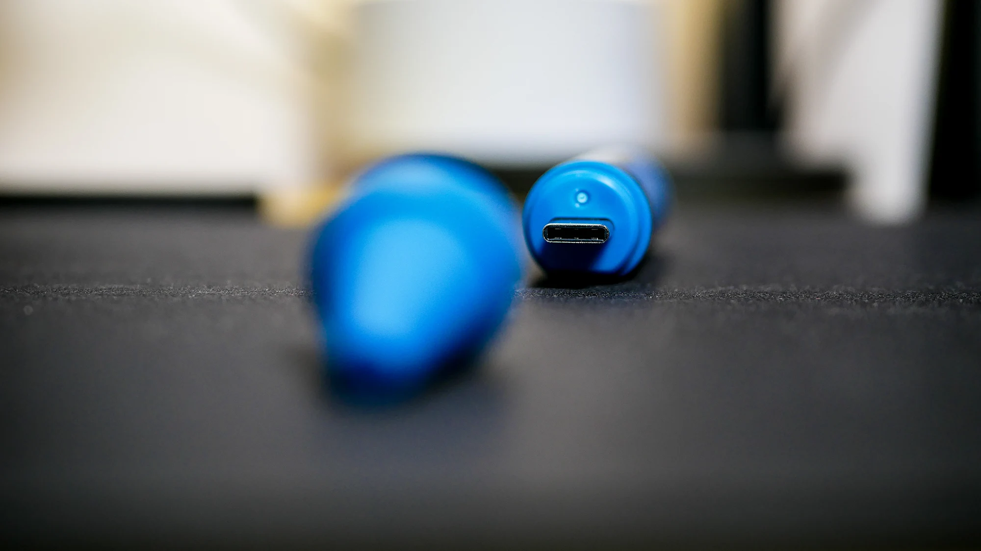 Vista de la memoria USB- C con la tapa puesta del SandDisk en colaboración con Crayola