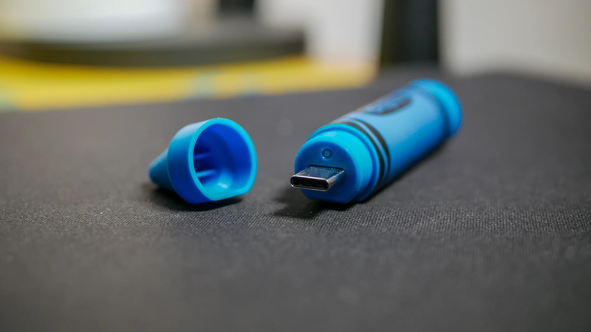 Vista de la memoria USB- C con la tapa puesta del SandDisk en colaboración con Crayola