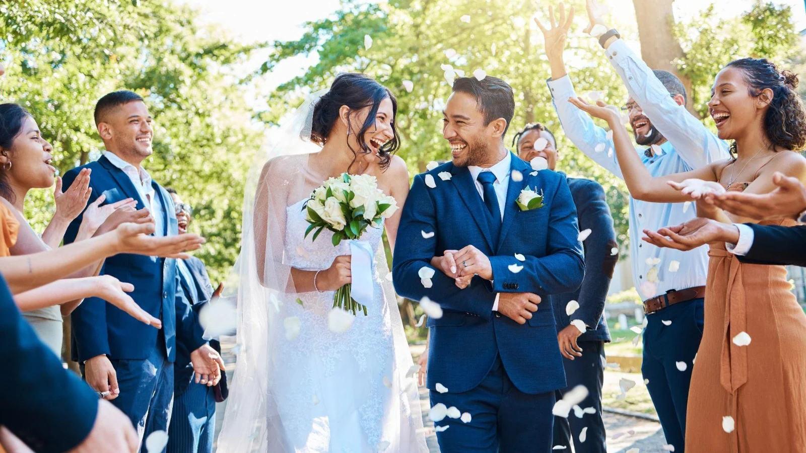 Pareja se casa rodeado de invitados felices. fotografía cedida