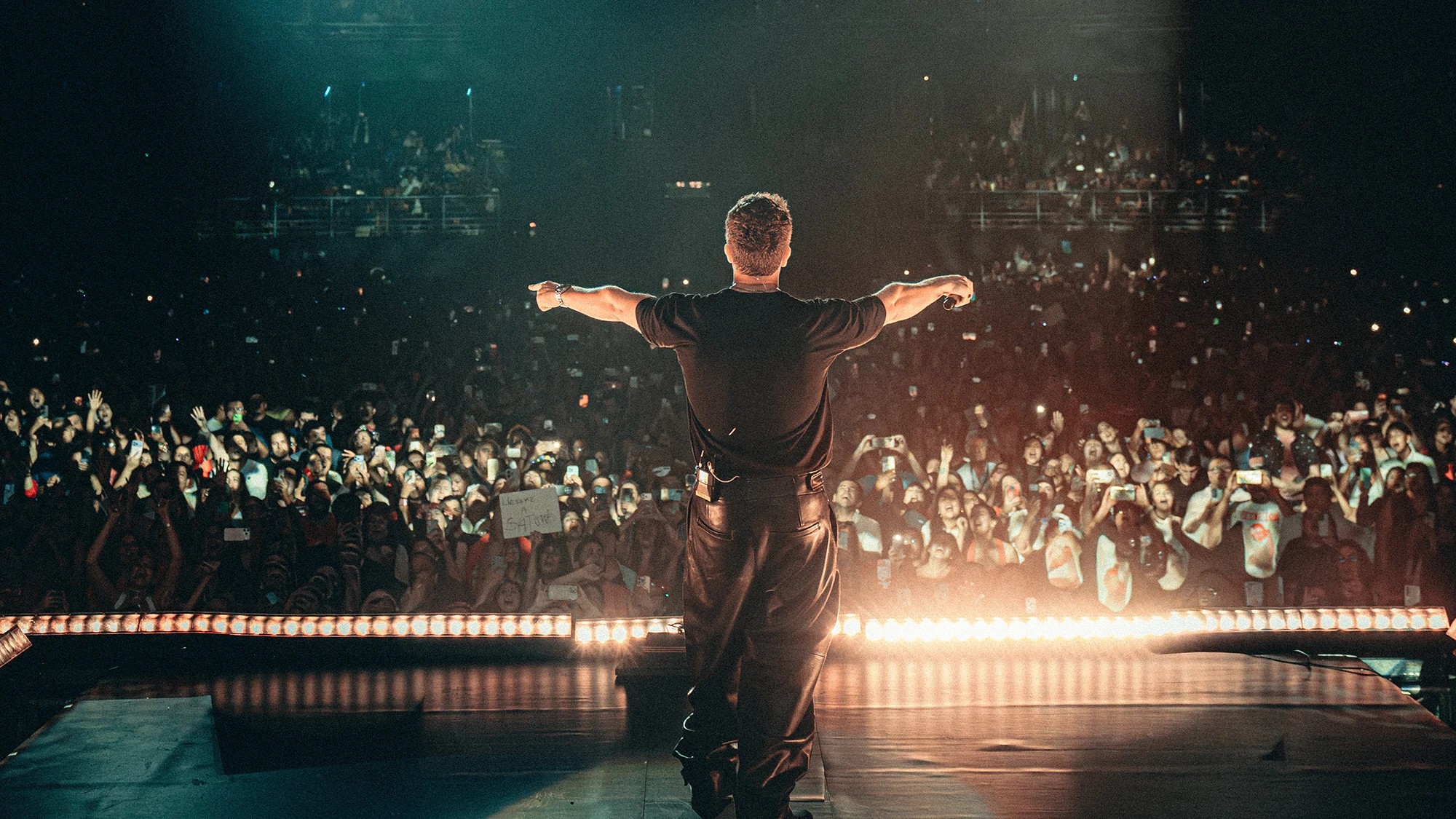 Fotografía de la silueta de Pablo Alborán. Fotografía de Andie Borie (@andieborie-40)