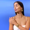 Modelo muestra orgullosa unos pendientes y un brazalete de Alexah
