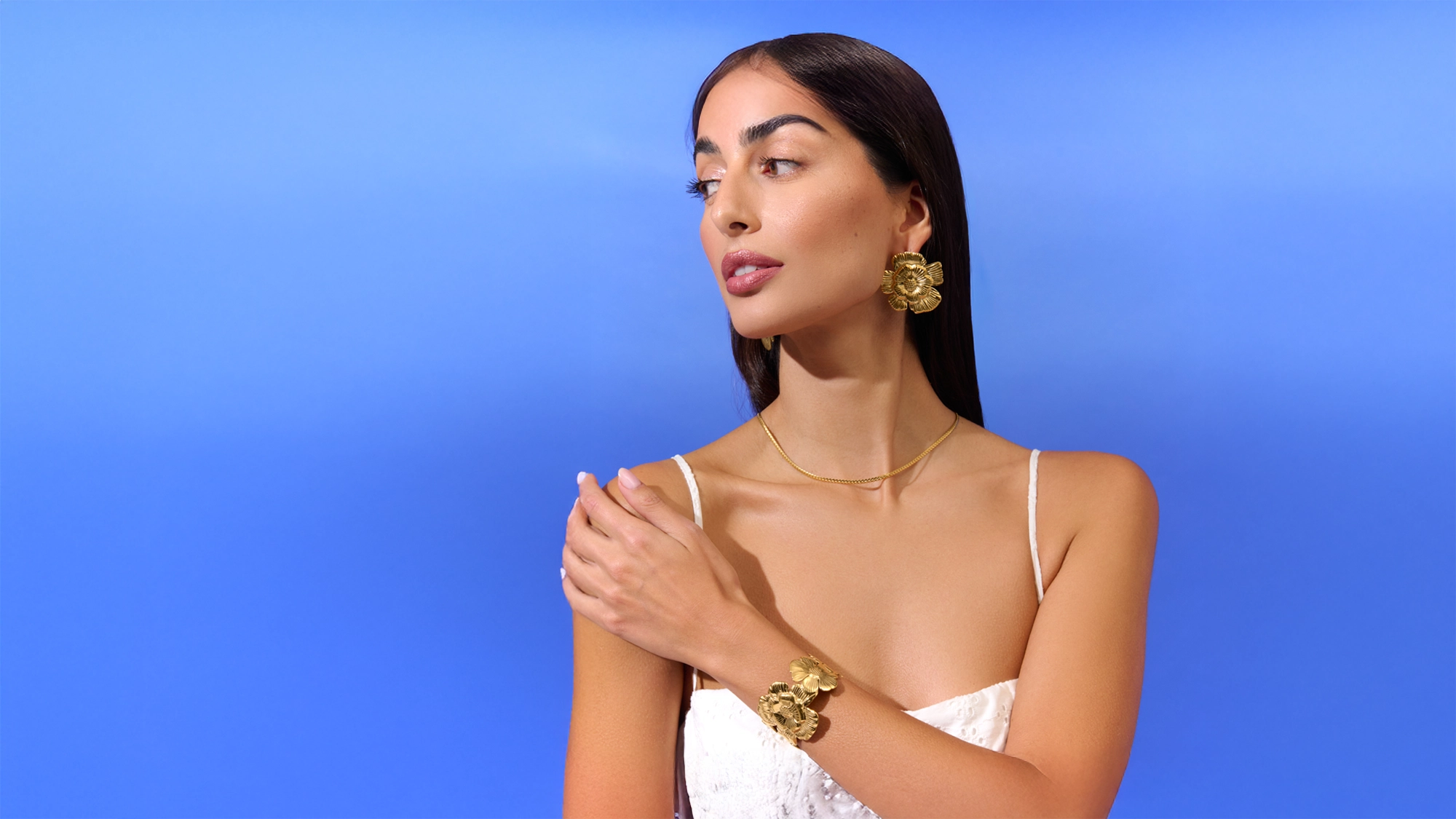 Modelo muestra orgullosa unos pendientes y un brazalete de Alexah