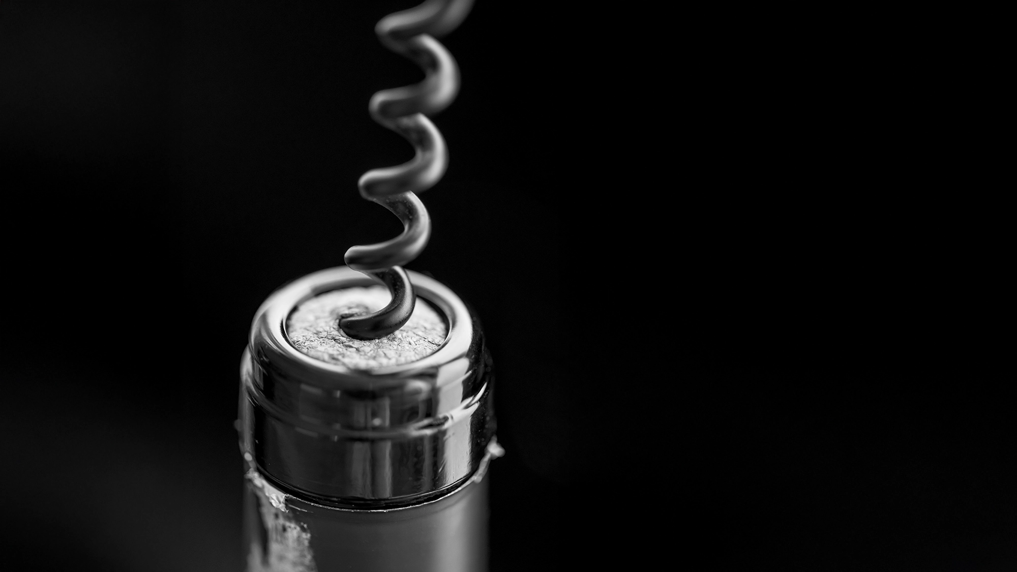 Desacorchar vino. Fotografia de rawpixel.com en Freepik