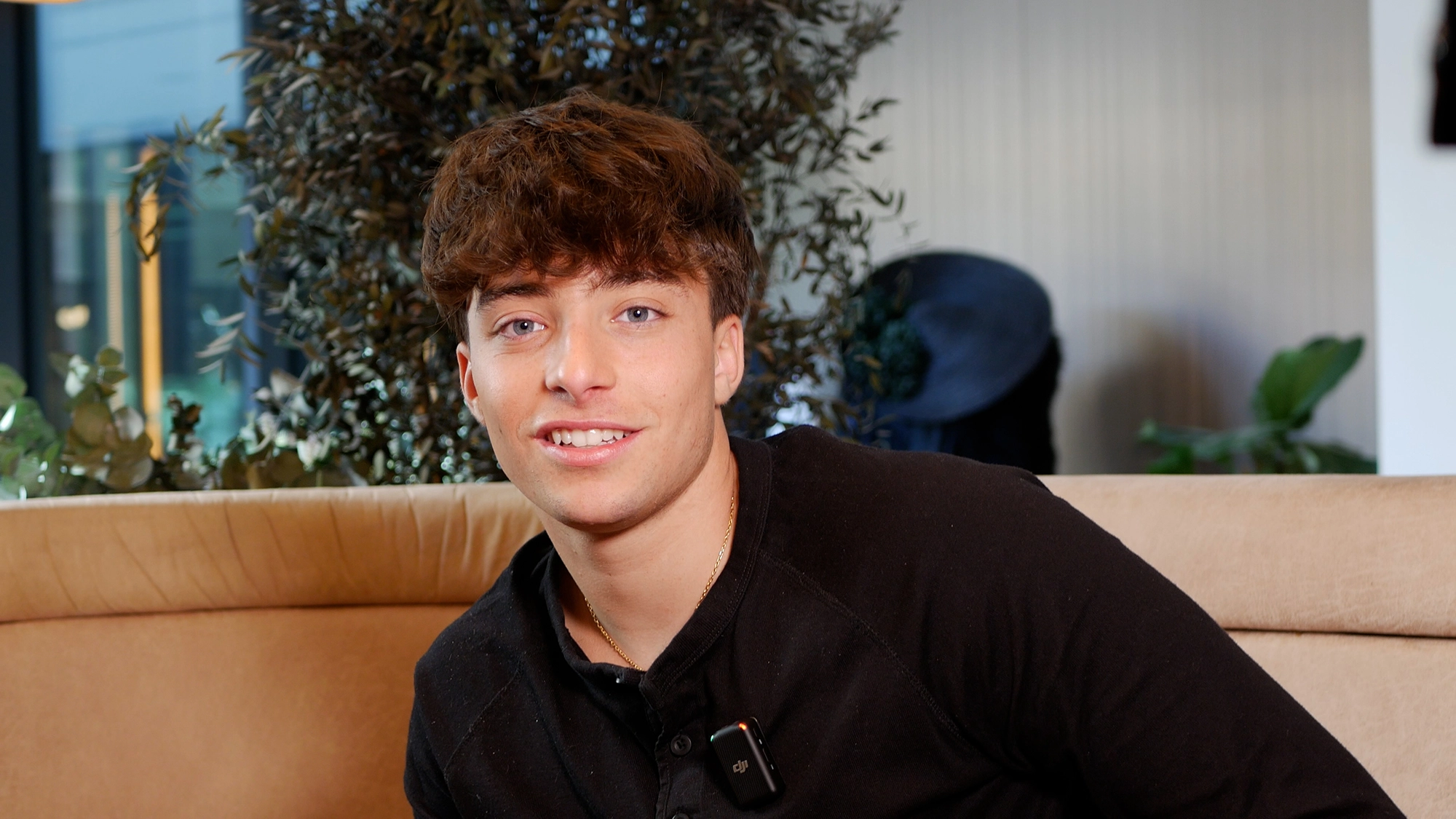 Fotograma del encuentro de Izan Llunas con la Revista YOUNG