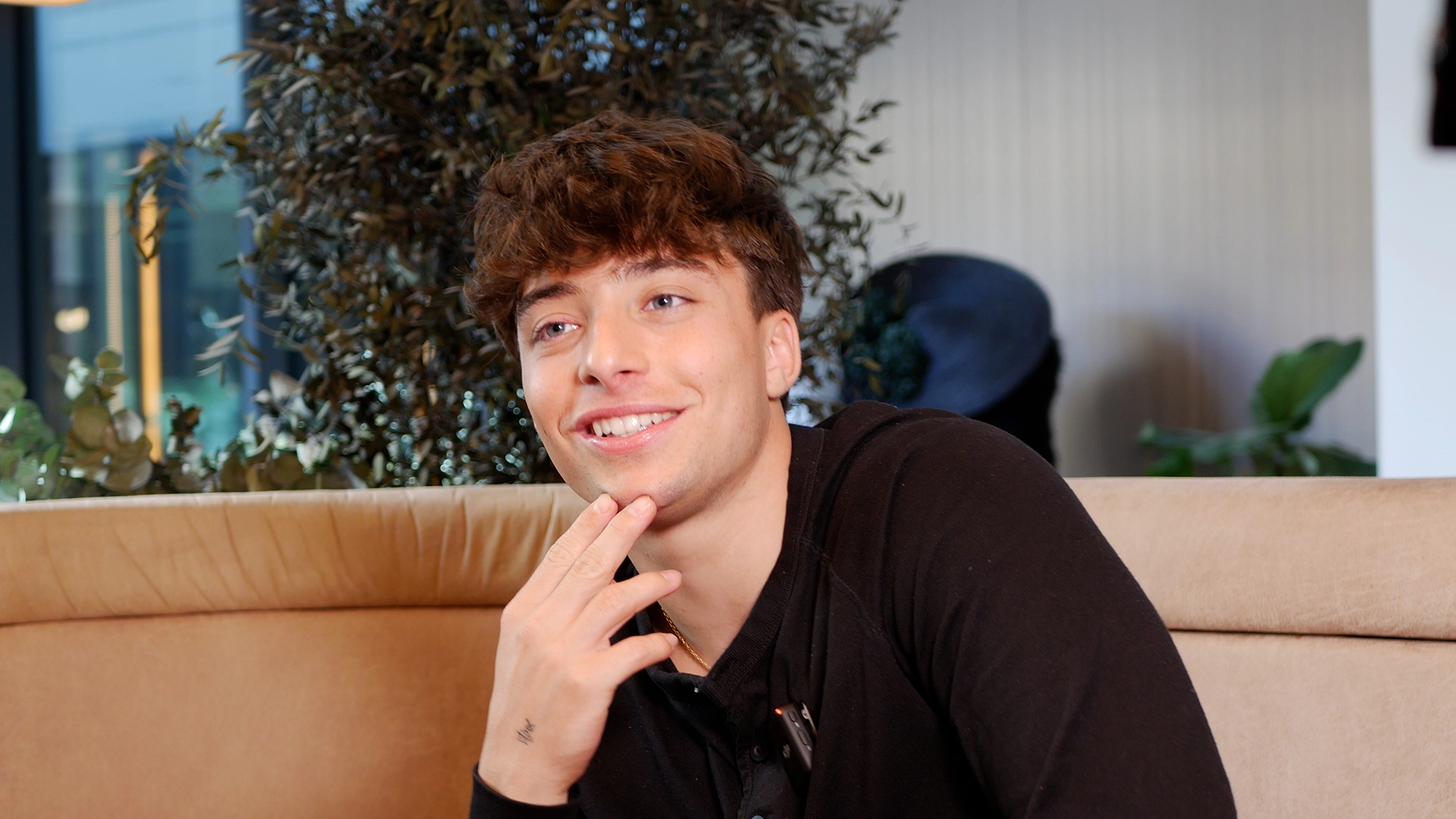 Fotograma del encuentro de Izan Llunas con la Revista YOUNG