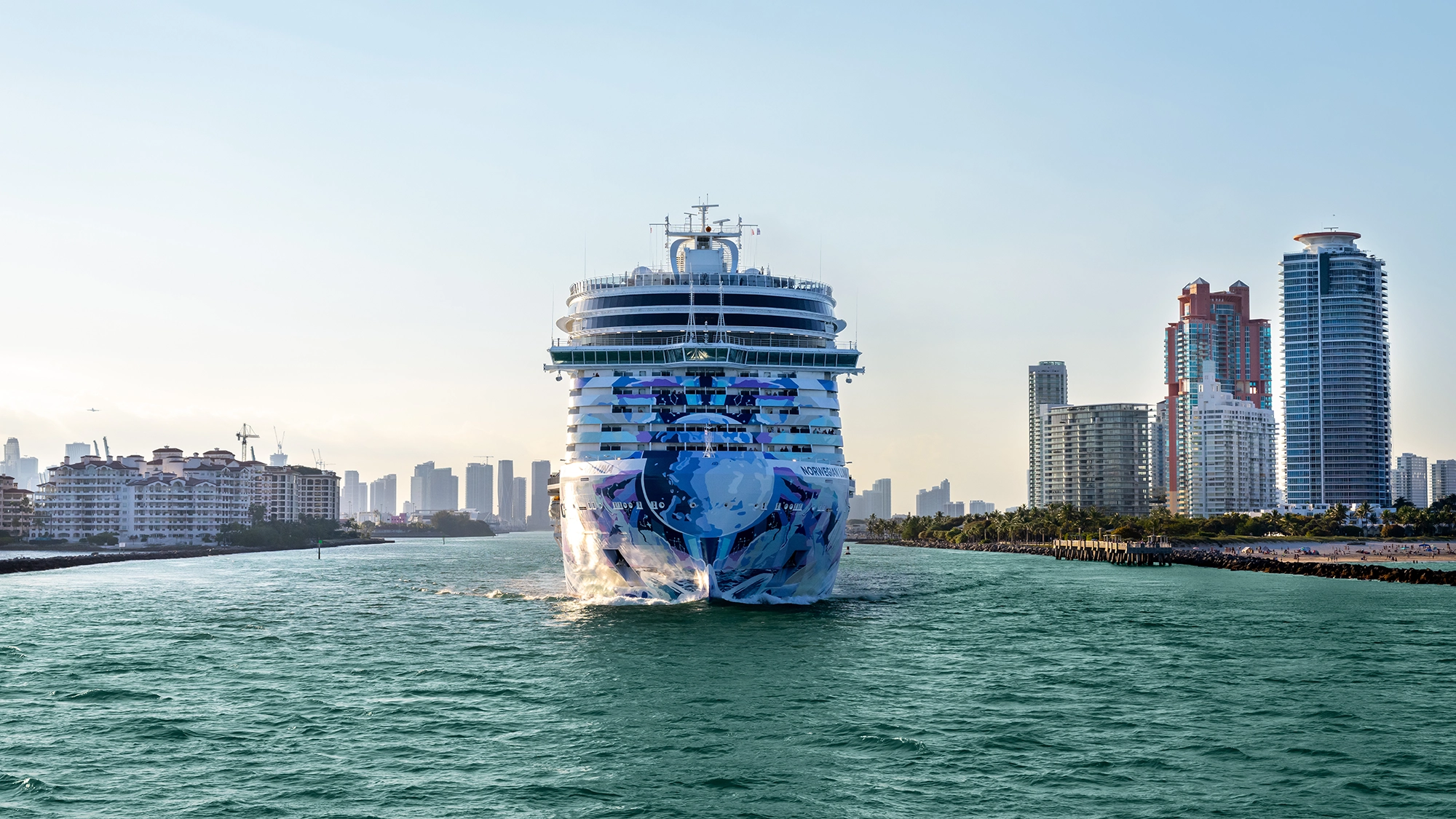 Vista frontal del casco del crucero Norwegian Luna