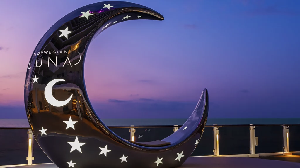 Escultura en forma de luna con luz del Norwegian Luna