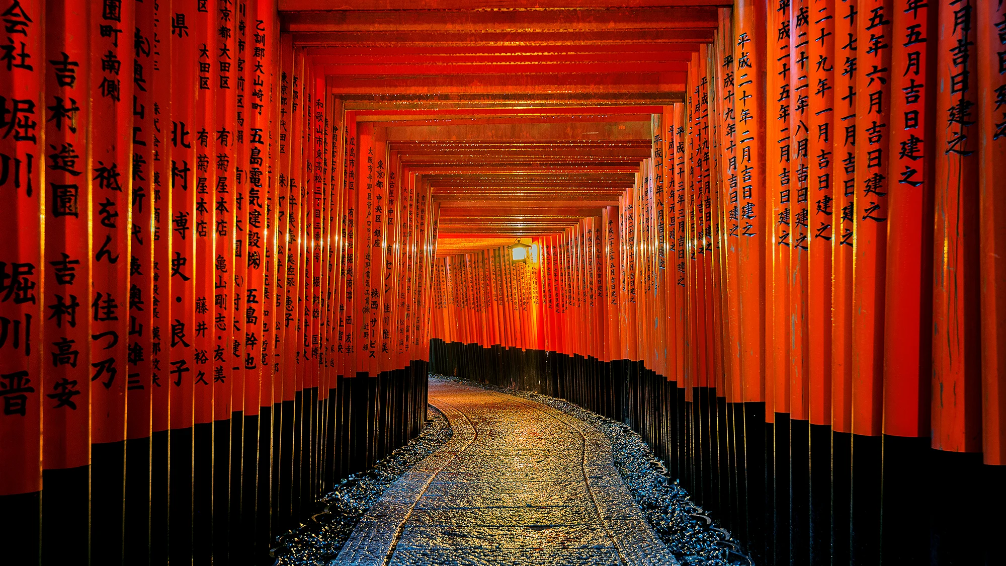 Los icónicos torii del santuario Fushimi Inari en Kioto, uno de los lugares más visitados de Japón. Imagen de tawatchai07 en Freepik