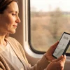 Persona leyendo en un tren con su Libro electrónico PocketBook Era Lite color verde