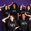 El elenco español de SIX. Fotografía de Ion Leibar