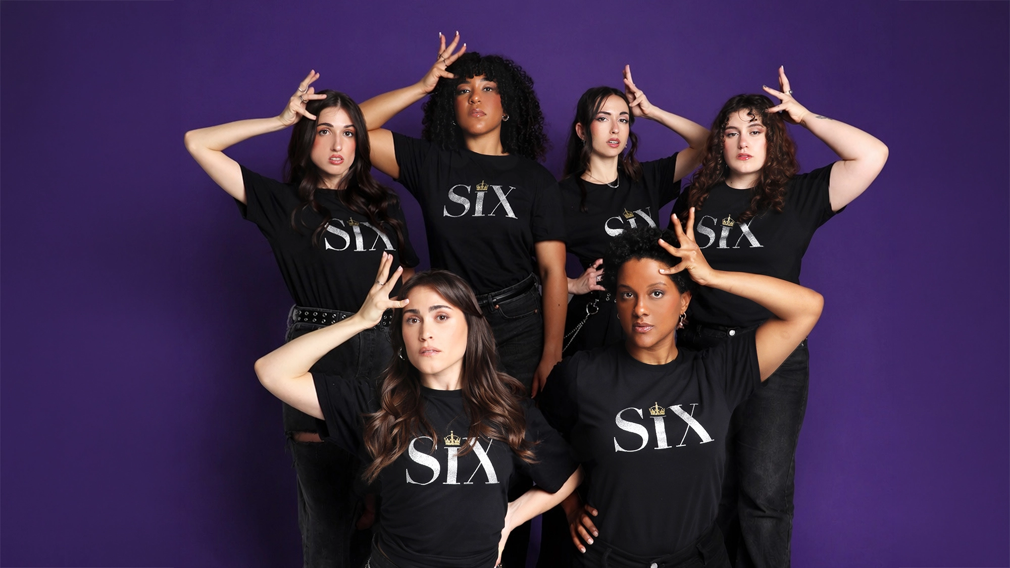 El elenco español de SIX. Fotografía de Ion Leibar
