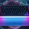 Increíbles efectos lumínicos del LOGITECH G512X con la almohadilla adicional transparente