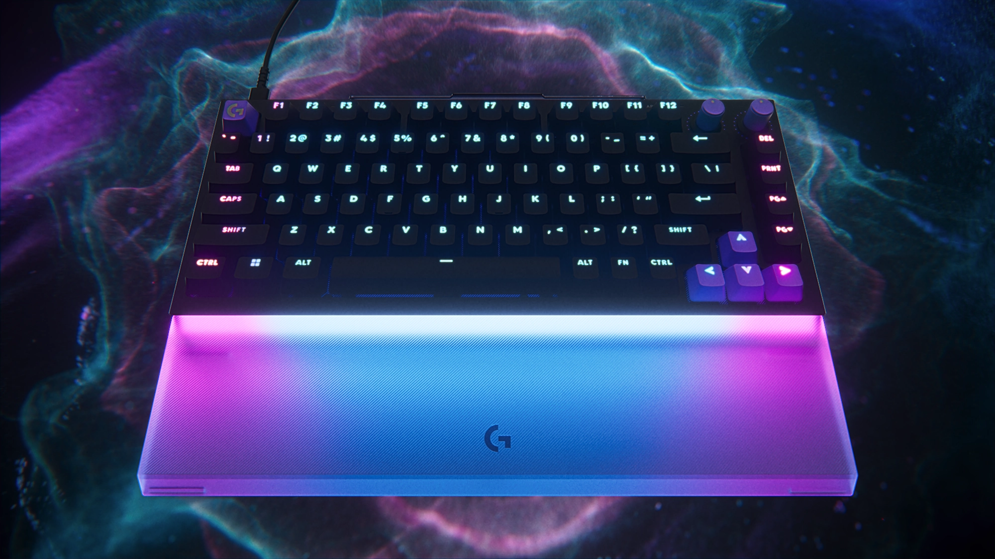 Increíbles efectos lumínicos del LOGITECH G512X con la almohadilla adicional transparente