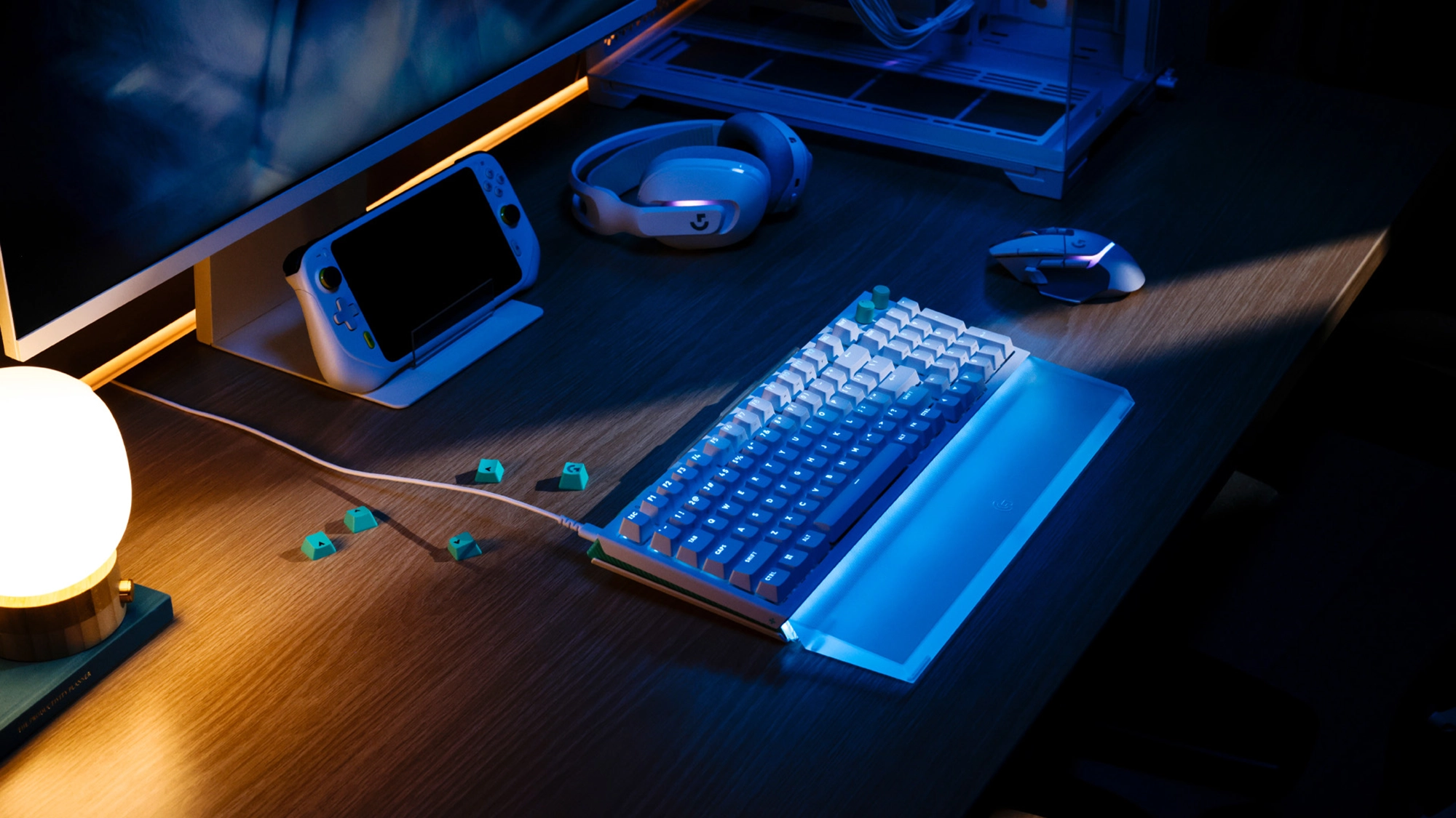 Vista de un setup gamer con productos Logitech, entre ellos, el teclado LOGITECH G512X