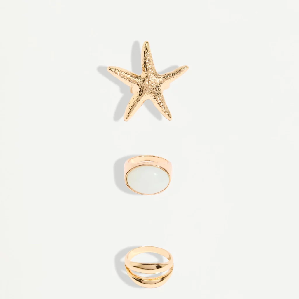 Anillos dorados con diseños marinos