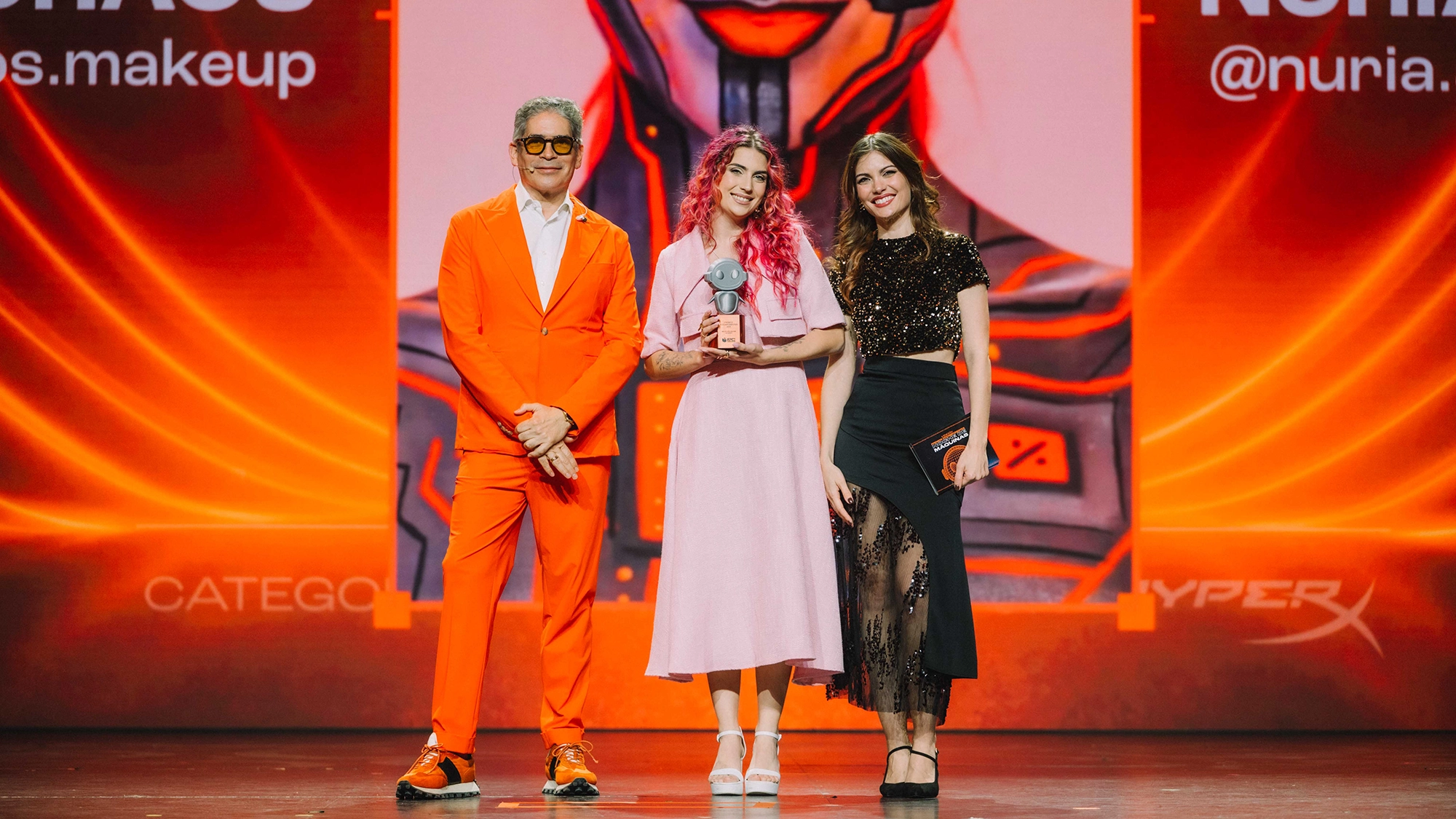 Nuria Adraos recibiendo el premio PcComponentes, fotografía de Pedro Castelo