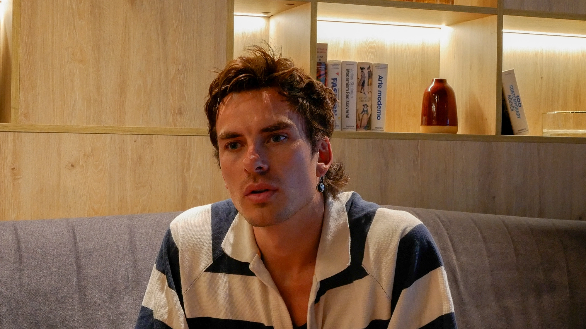 Andrés Koi en la entrevista con YOUNG