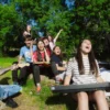 Grupo cantanto a pleno pulmón. Fotografía de Fio Vicente