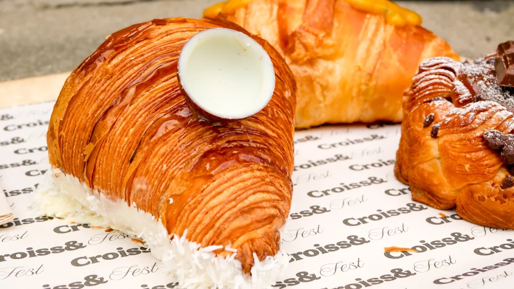 Cruasán de chocolate blanco, coco tostado y mango de la pastelería Cal Jan
