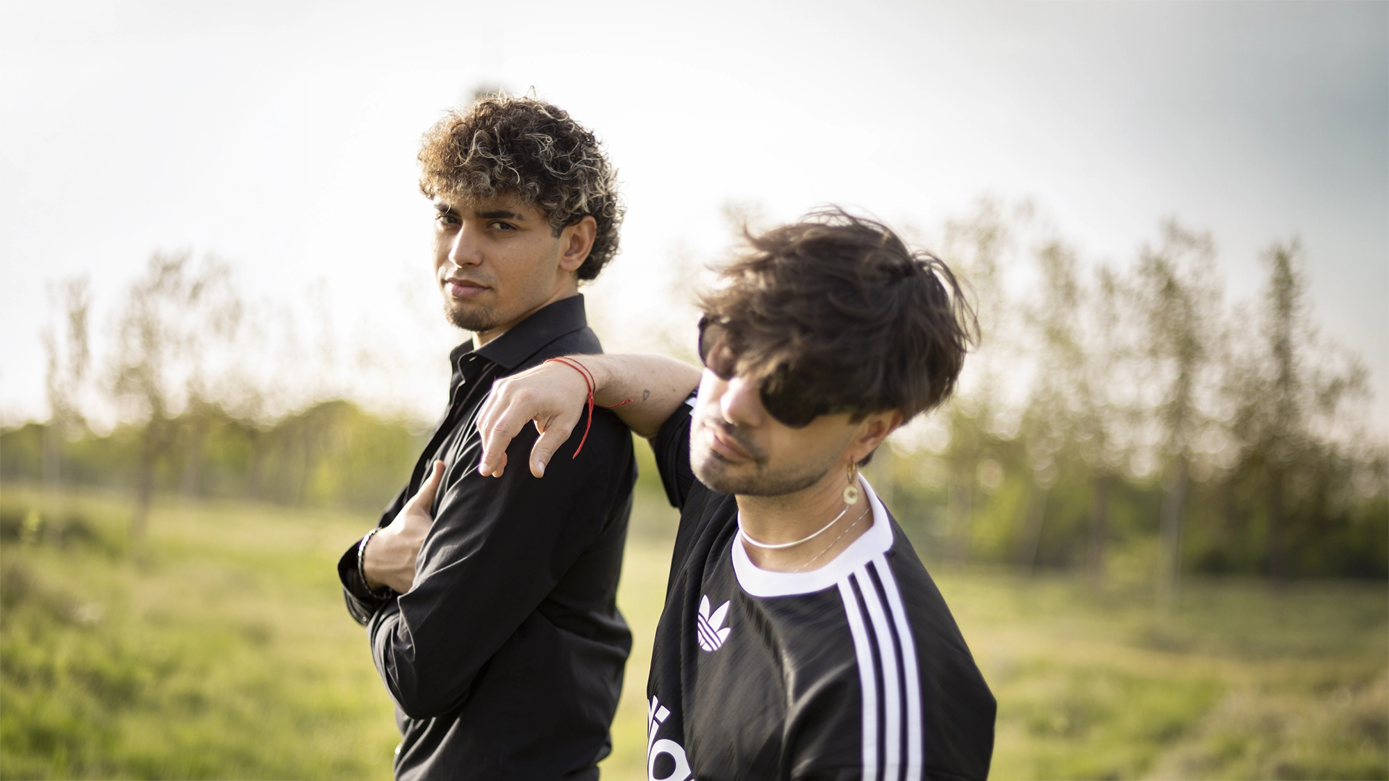 Brandon Parasole y Polo Nández en una imagen promocional del single "El otro yo"