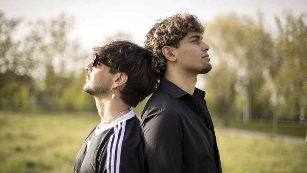 Brandon Parasole y Polo Nández en una imagen promocional del single "El otro yo"