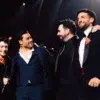 Il Volo y Carlos Rivera compartiendo escenario en un fotograma del videoclip de 'Cuerpo sin alma'