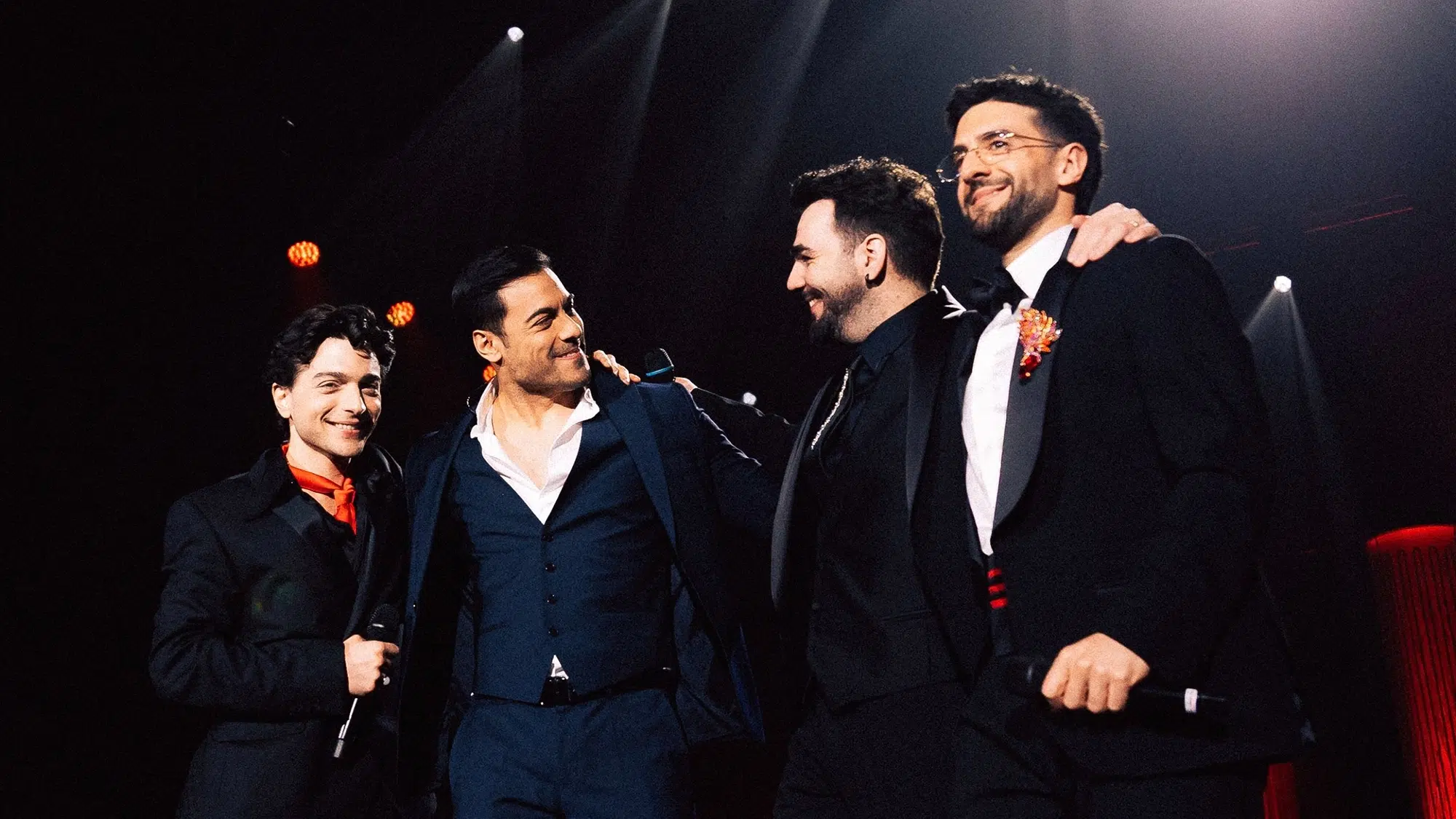 Il Volo y Carlos Rivera compartiendo escenario en un fotograma del videoclip de 'Cuerpo sin alma'
